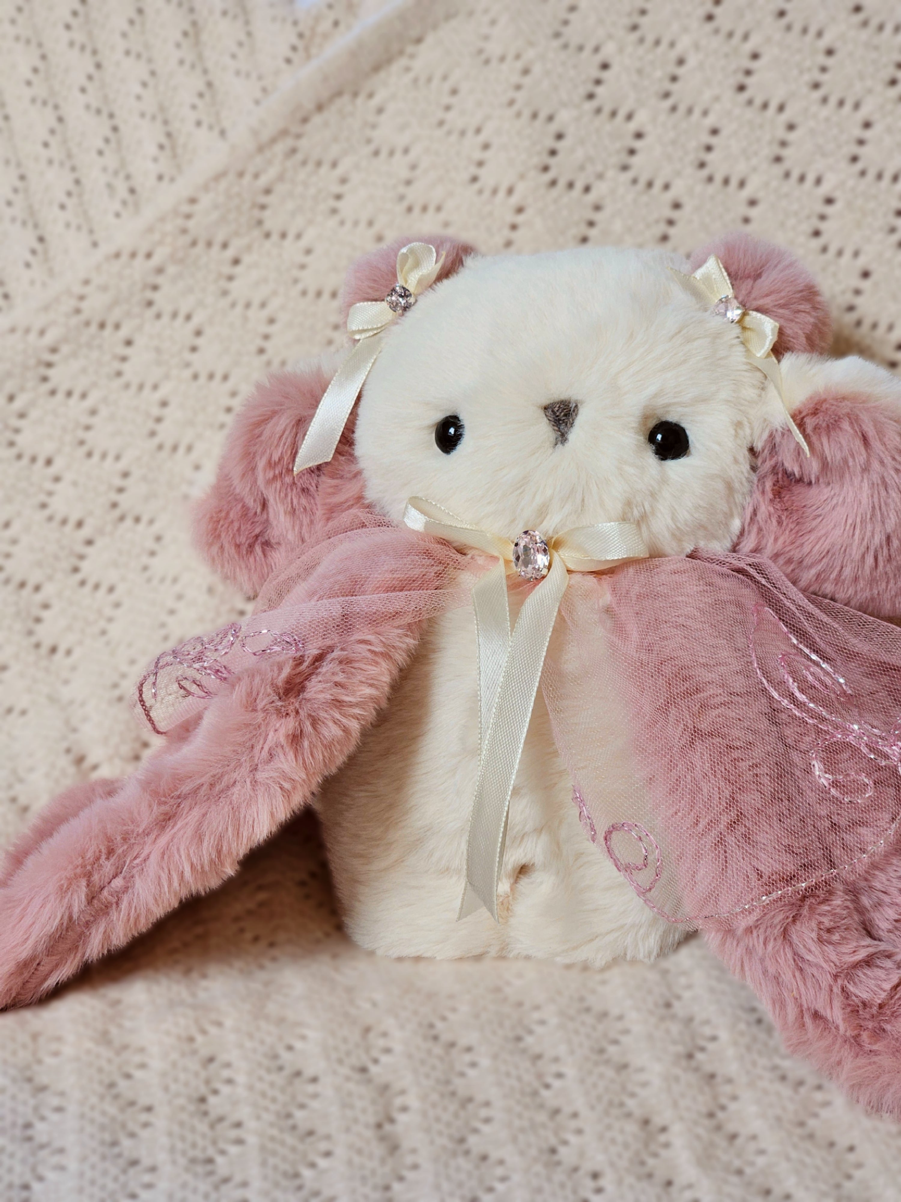 Pitidoll mit weißen Schleifchen