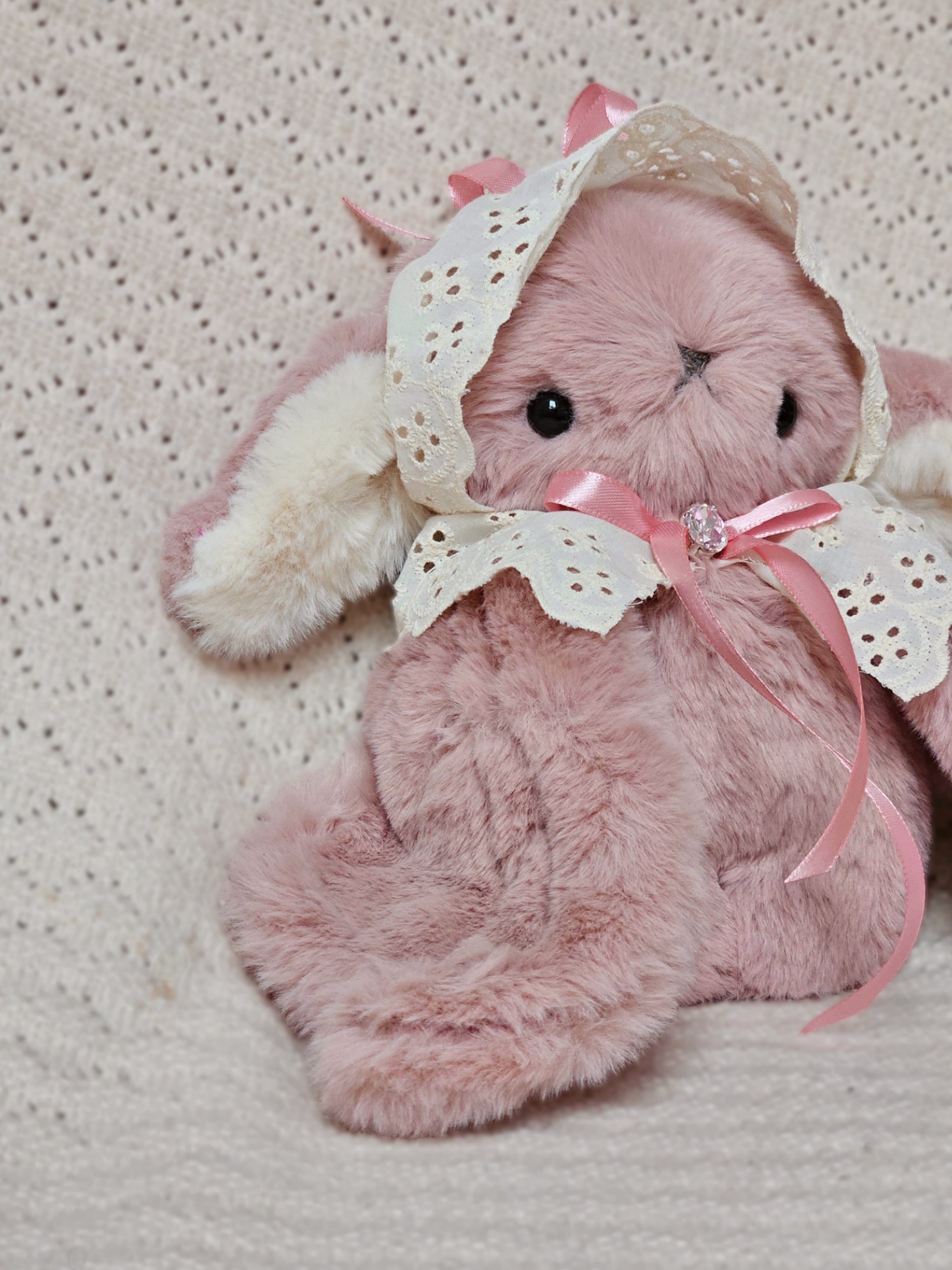 Pitidoll mit Rüschenband und rosa Schleifchen