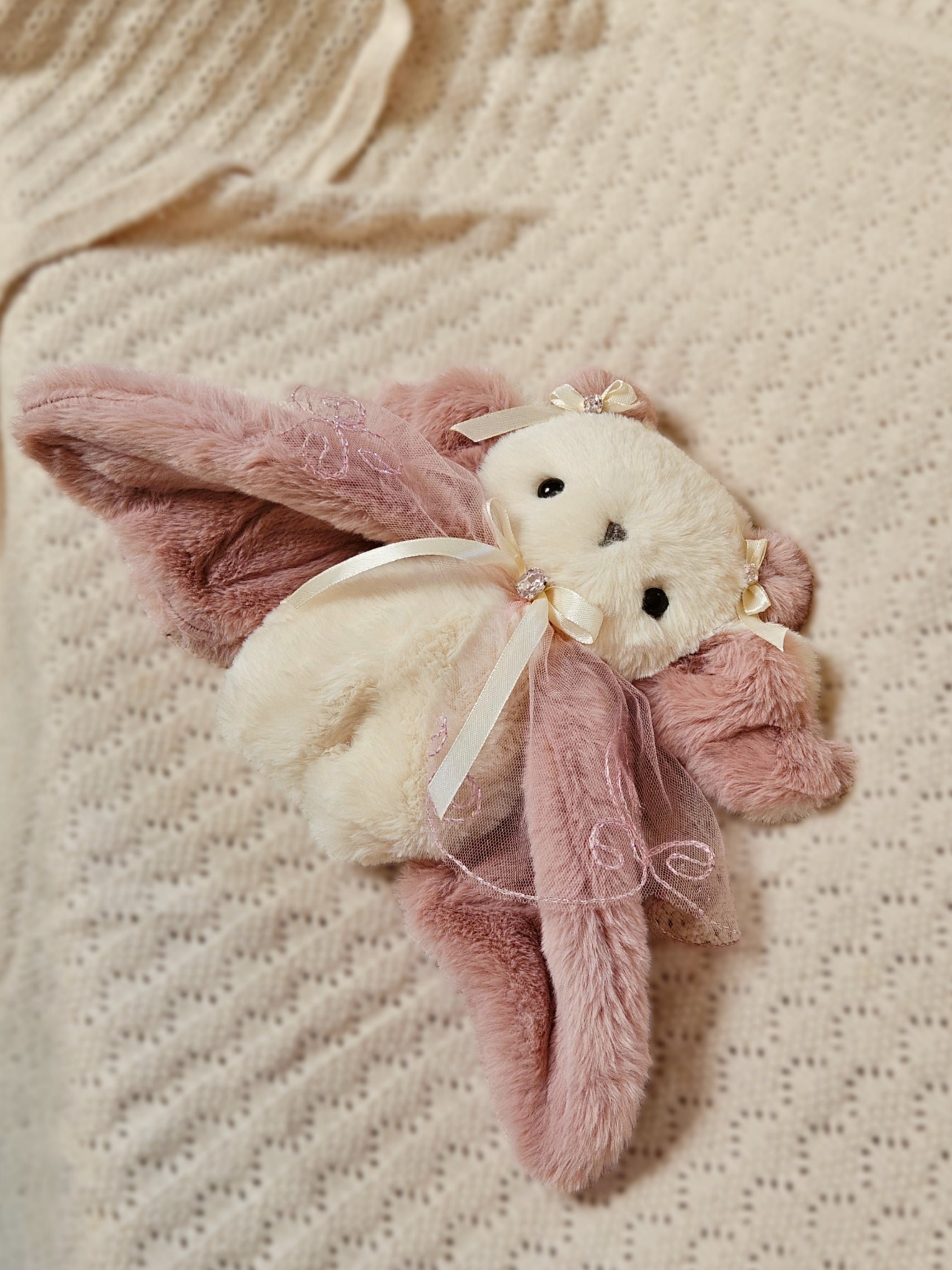 Pitidoll mit weißen Schleifchen