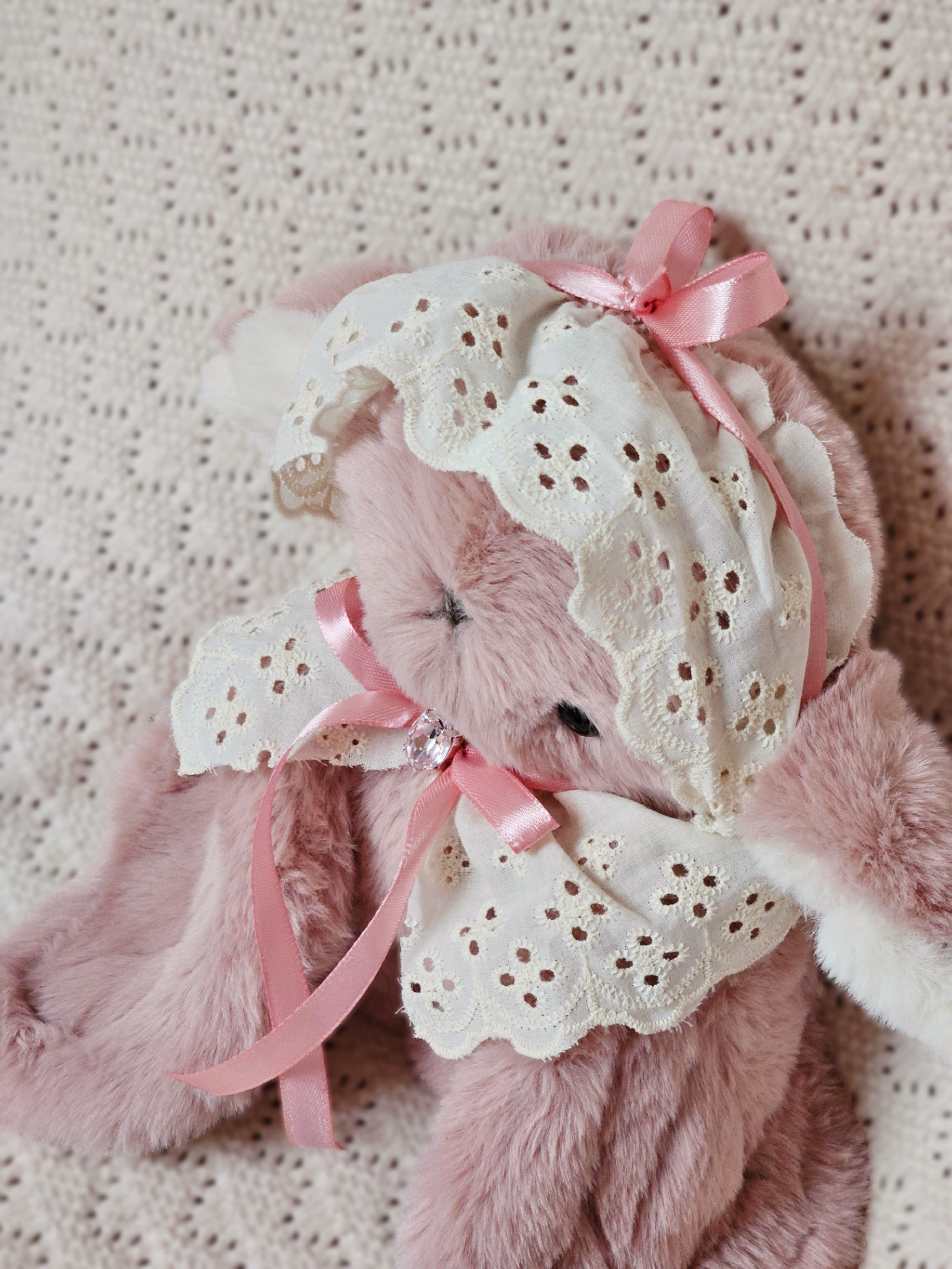 Pitidoll mit Rüschenband und rosa Schleifchen