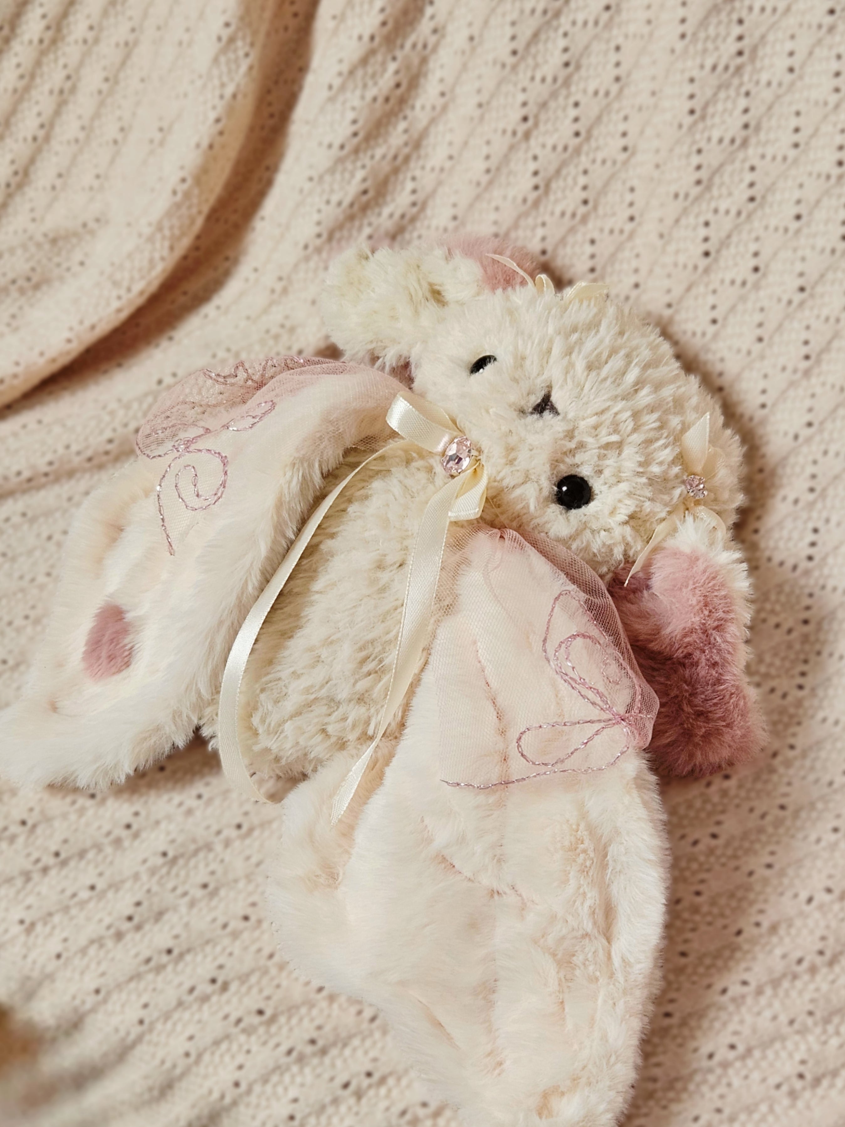 Pitidoll mit weißen Schleifchen