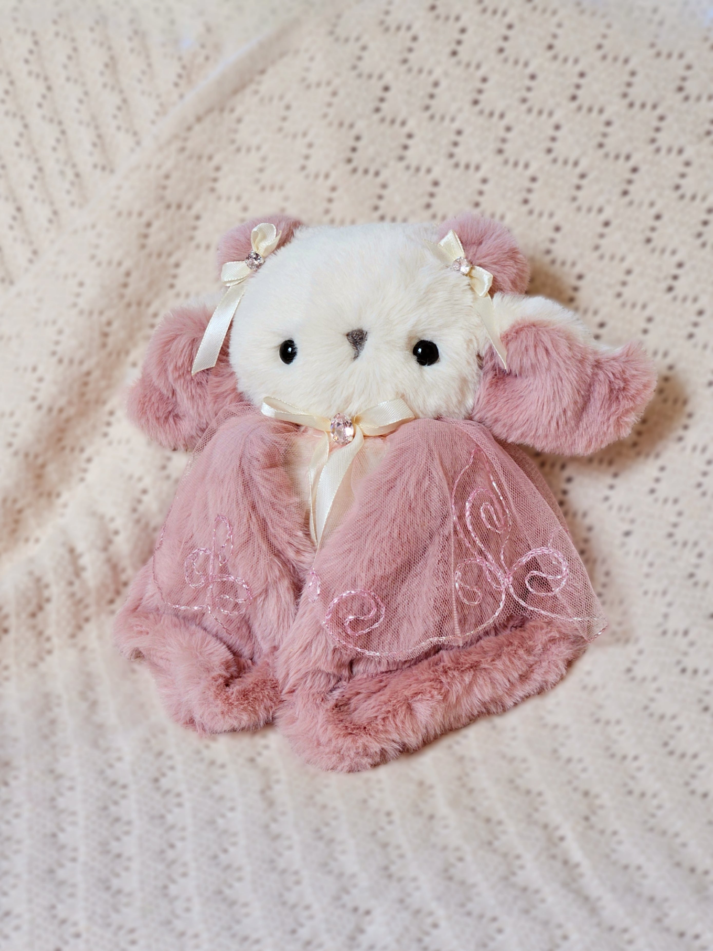 Pitidoll mit weißen Schleifchen