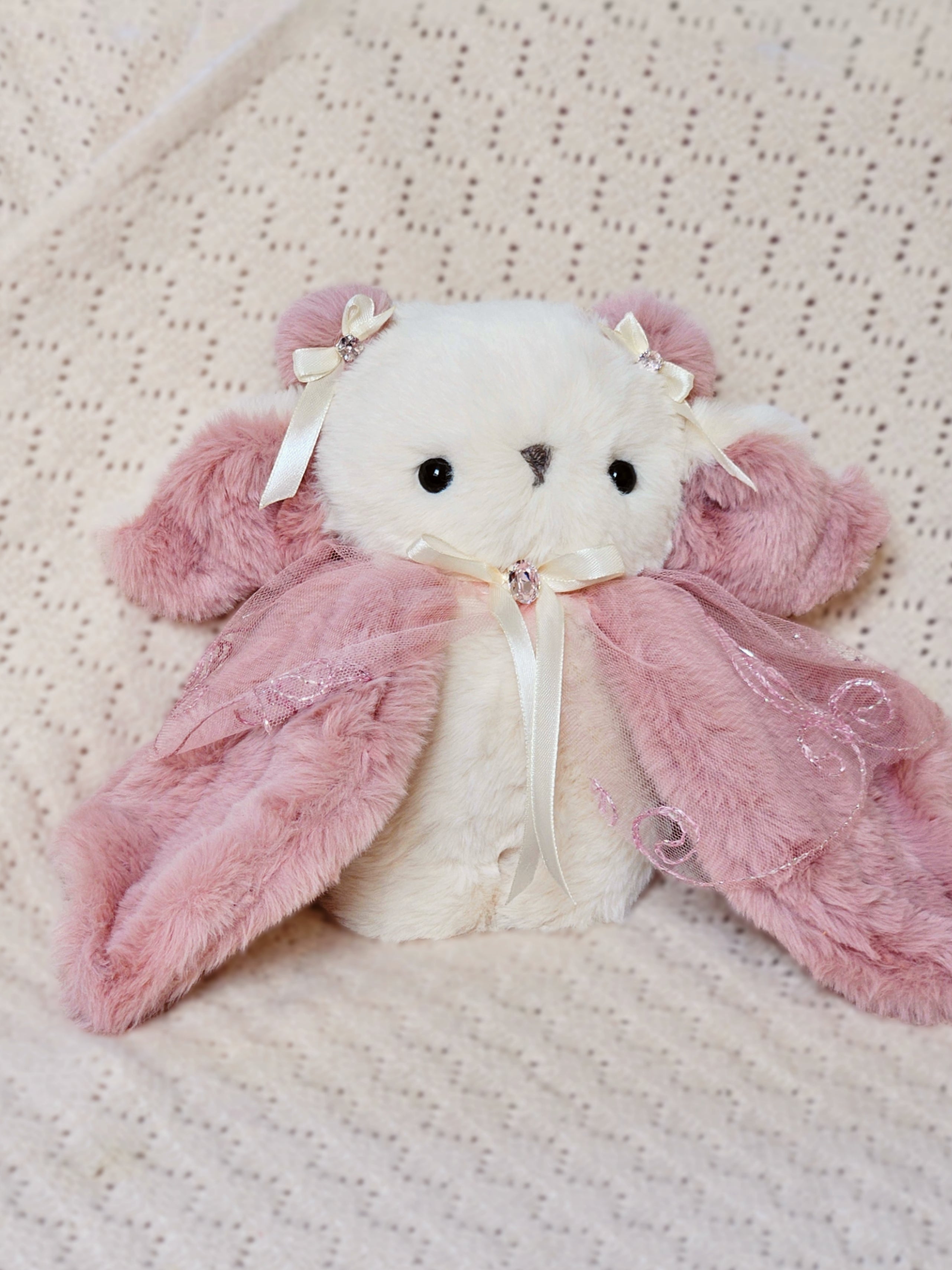 Pitidoll mit weißen Schleifchen